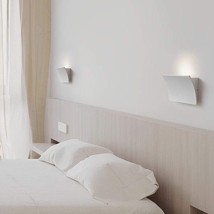 Modern Minimalist Curve LED Indoor Wall Sconce - Warm White Light, Aluminum Design - Hardwired Fixture